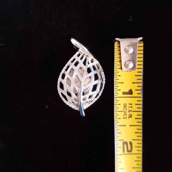 Vintage Signed Sarah Coventry Silvertone Filigree Leaf Clip Earrings - Picture 6 of 6